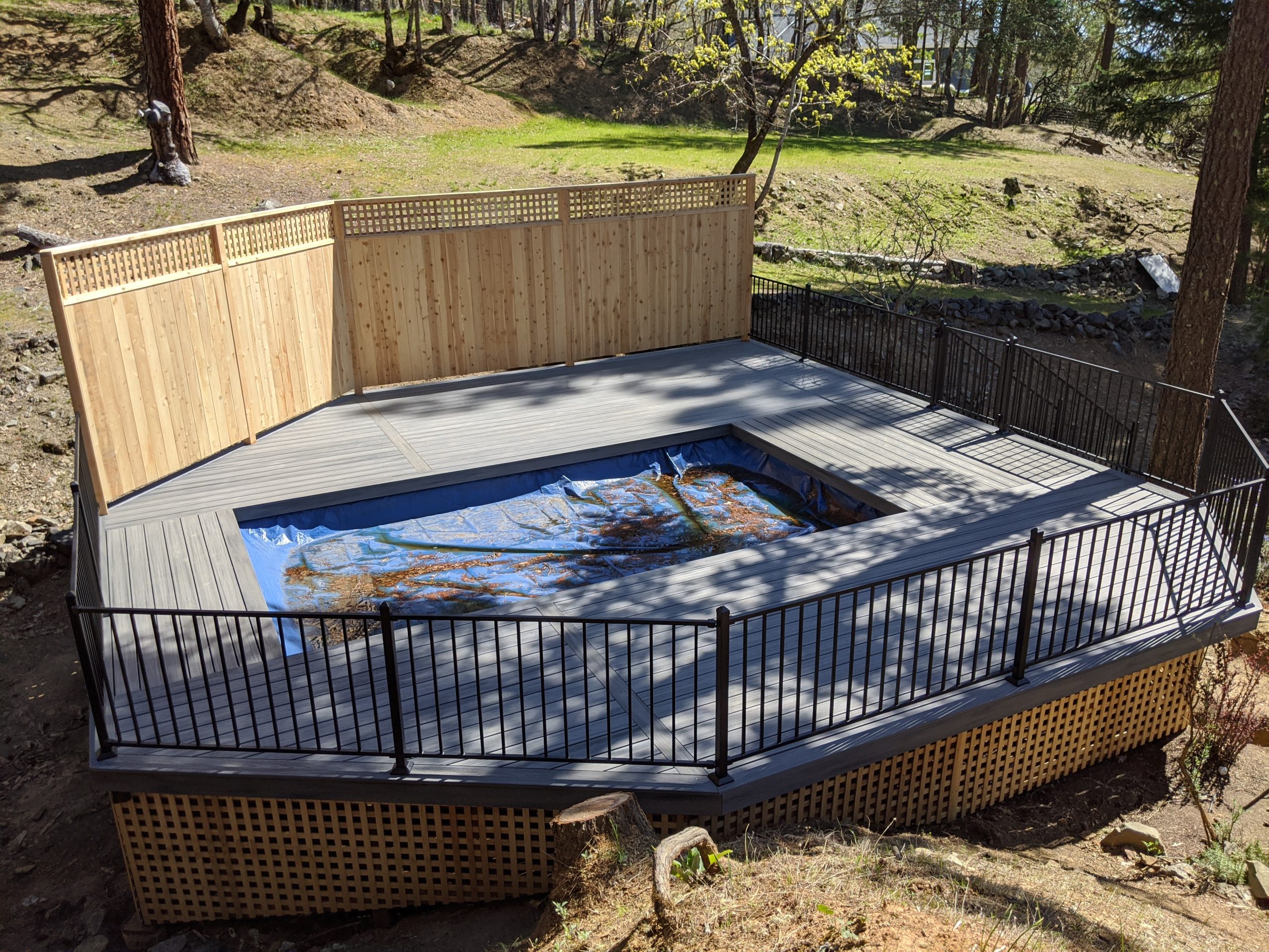 Top view of stand-alone trex deck around hot tub